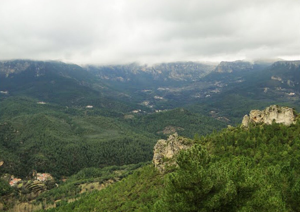 Hueco De Tus Yeste Paisaje De Agua Y Roca En Las Sierras De Albacete Hueco De Tus Yeste Paisaje De Agua Y Roca En Las Sierras De Albacete